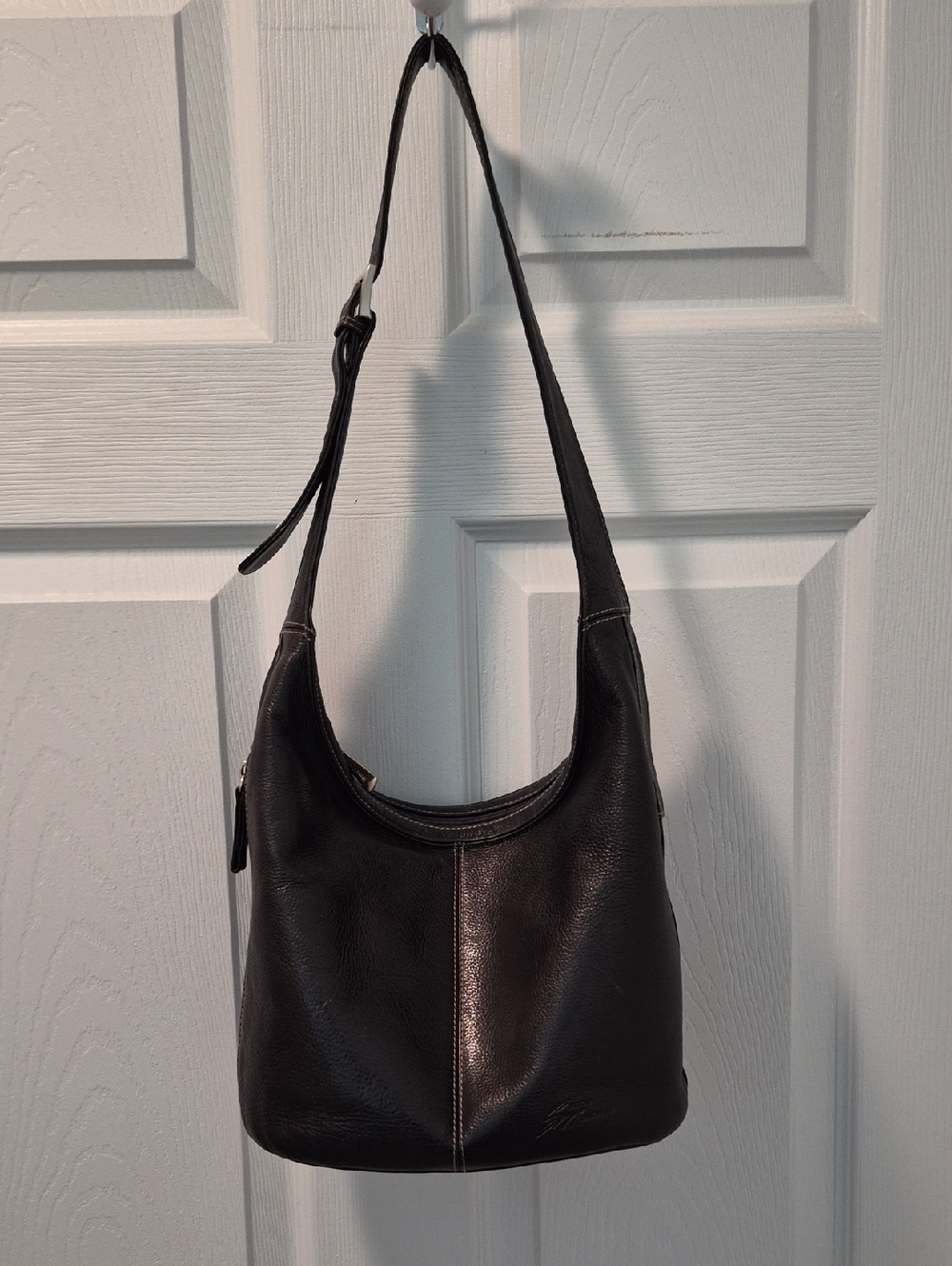 Classic Brown Leather Shoulder Bag with Adjustable Strap
